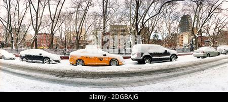 Schneebedeckte Autos auf der Straße in einer Stadt geparkt, Lower East Side, Manhattan, New York City, New York State, USA Stockfoto