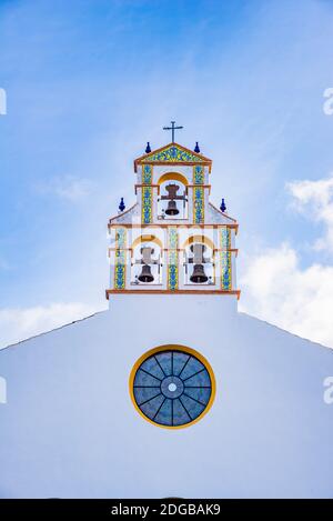 Detail der Rosette und des Glockenturms. Das Heiligtum von Nuestra Señora de las Montañas ist das marianische Wallfahrtszentrum der gesamten Region von whic Stockfoto