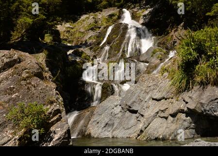 Wasserfall am Haast Pass im Mount Aspiring National Park Stockfoto