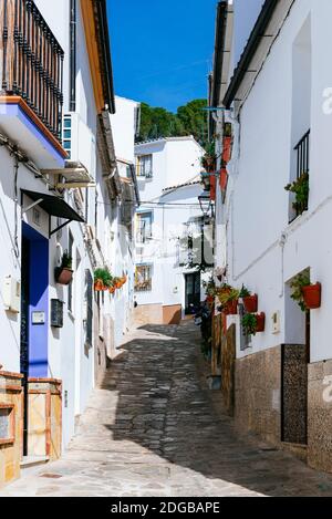 Typische schmale und steile Straße. Ubrique, Cádiz, Andalusien, Spanien, Europa Stockfoto