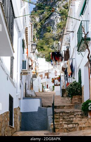 Typische schmale und steile Straße. Ubrique, Cádiz, Andalusien, Spanien, Europa Stockfoto