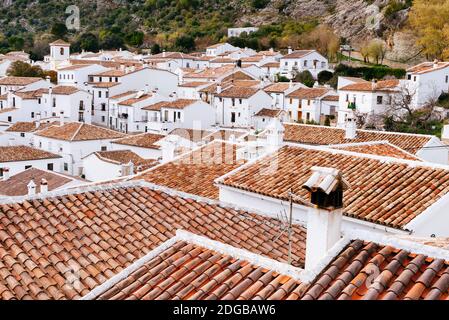 Blick auf die Stadt Villaluenga del Rosario von der Spitze des Hügels. Villaluenga del Rosario, Cádiz, Andalusien, Spanien, Europa Stockfoto