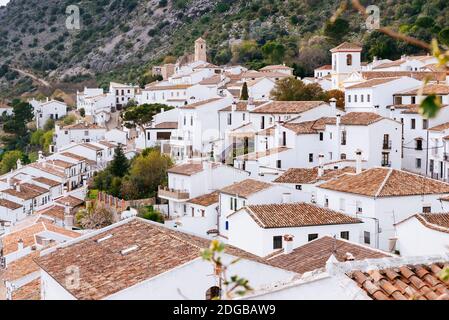 Blick auf die Stadt Villaluenga del Rosario von der Spitze des Hügels. Villaluenga del Rosario, Cádiz, Andalusien, Spanien, Europa Stockfoto