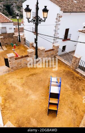 Spielplatz. Villaluenga del Rosario liegt auf einer Höhe von 858 Metern und ist damit die höchste und zugleich kleinste Stadt der Provinz Cádiz. Stockfoto