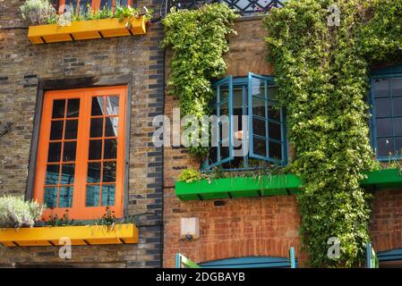 Fassade Detail in Covent Garden mit bunten Häusern. Es enthält mehrere Lebensmittel-Cafés und Werte angetrieben Einzelhändler. Stockfoto