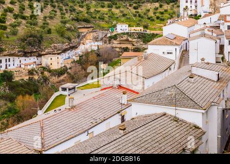 Blick auf die Stadt Setenil de las Bodegas von der Spitze des Hügels. Setenil de las Bodegas, Cádiz, Andalucía, Spanien, Europa Stockfoto