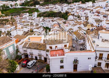 Blick auf die Stadt Setenil de las Bodegas von der Spitze des Hügels. Setenil de las Bodegas, Cádiz, Andalucía, Spanien, Europa Stockfoto