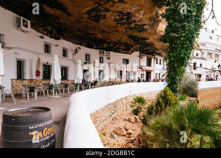 Die berühmte Straße Cuevas del Sol. Straße mit Wohnungen in Felsen Überhänge gebaut. Setenil de las Bodegas, Cádiz, Andalucía, Spanien, Europa Stockfoto