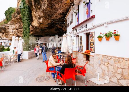 Die berühmte Straße Cuevas del Sol. Straße mit Wohnungen in Felsen Überhänge gebaut. Setenil de las Bodegas, Cádiz, Andalucía, Spanien, Europa Stockfoto