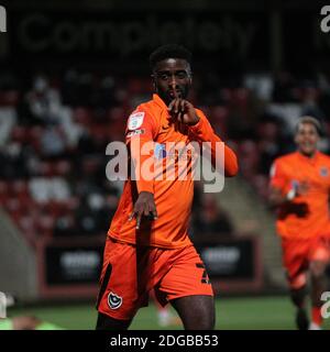 Cheltenham, Großbritannien. Dezember 2020. Jordy Hiwula-Mayifuila aus Portsmouth feiert Torreigen während des EFL Trophy-Spiels zwischen Cheltenham Town und Portsmouth am 8. Dezember 2020 im Jonny-Rocks Stadium, Cheltenham, England. Foto von Dave Peters/Prime Media Images. Kredit: Prime Media Images/Alamy Live Nachrichten Stockfoto