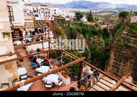 Terrassen des berühmten Restaurants San Miguel, über der Tajo-Schlucht gelegen. Ronda, Málaga, Andalusien, Spanien, Europa Stockfoto