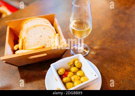 Andalusische beliebte Küche. Tapas. Grüne Oliven. Ronda, Málaga, Andalusien, Spanien, Europa Stockfoto