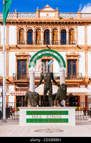 Das Wahrzeichen Andalusiens ist das offizielle Symbol Andalusiens. Es zeigt die Figur eines jungen Herkules, der zwei Löwen zwischen den beiden Säulchen hält und klebt Stockfoto