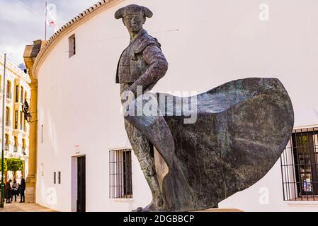 Eine Bronzestatue des Torero Cayetano Ordoñez, El niño de la Palma, vor der Stierkampfarena. Ronda, Málaga, Andalusien, Spanien, Europa Stockfoto