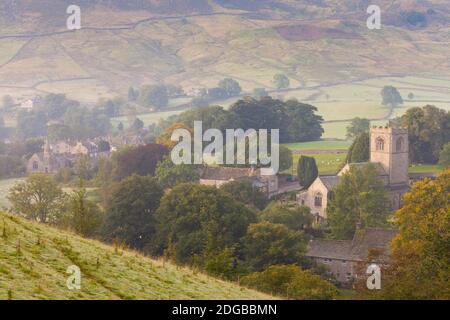 Blick auf ein Dorf, Burnsall, Yorkshire Dales Nationalpark, North Yorkshire, England Stockfoto