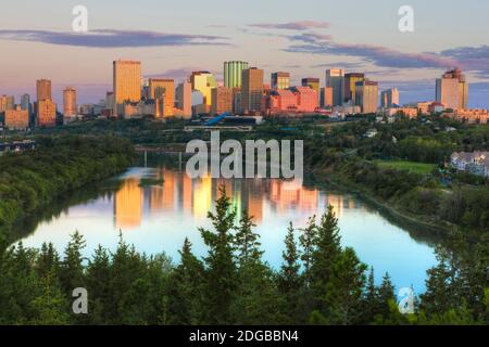 Spiegelung von Gebäuden in der Innenstadt bei Sonnenaufgang, North Saskatchewan River, Edmonton, Alberta, Kanada Stockfoto