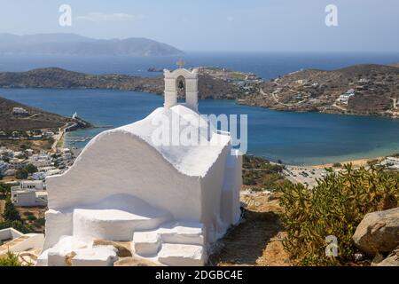 Eine kleine weiße Kapelle auf einem Hügel im Stadtzentrum von Chora auf der Insel iOS. Blick auf die Bucht und die Ägäis. Kykladen, Griechenland Stockfoto