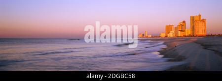 Gebäude am Wasser, Gulf Shores, Baldwin County, Alabama, USA Stockfoto