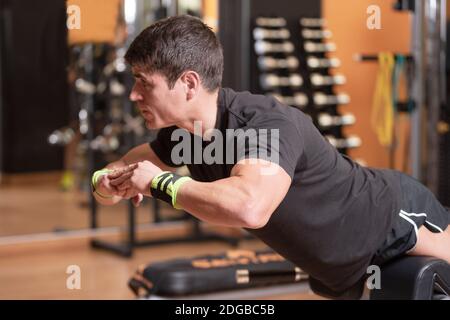 Ubungen Im Unteren Rucken Zur Starkung Der Muskeln Fur Die Gesundheit Der Wirbelsaule Fitness Mann Macht Superman Training Mit Den Armen Auf Dem Boden Des Fitnessraums Angehoben Stockfotografie Alamy