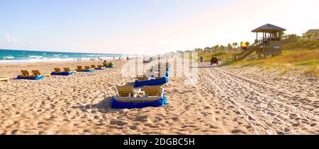 Liegestühle und Rettungsschwimmer Hütte am Strand, Delray Beach, Palm Beach County, Florida, USA Stockfoto