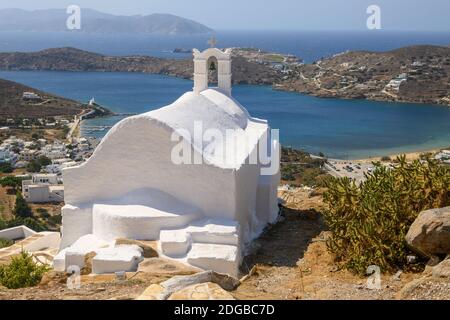 Eine kleine weiße Kapelle auf einem Hügel im Stadtzentrum von Chora auf der Insel iOS. Blick auf die Bucht und die Ägäis. Kykladen, Griechenland Stockfoto