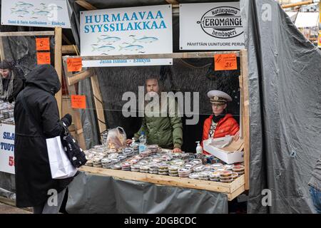 Ostseeheringprodukte, die von Fischerbooten in Helsinki verkauft werden Baltischer Heringsmarkt Stockfoto