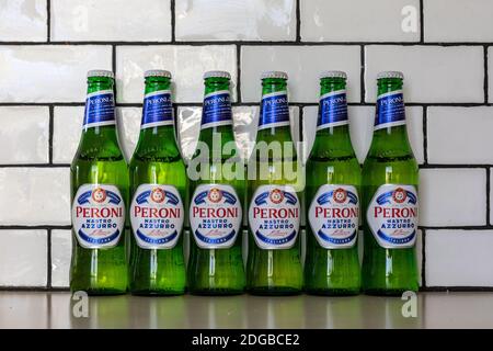 Sechs grüne Flaschen italienisches Peroni Nastro Azzuro Bier Stockfoto