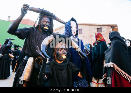 Teufel von Luzon. Karneval Von Luzon. Zwei Charaktere sind die Protagonisten des Luzon Karneval, Teufel und maskierte Figuren - Diablos y mascaritas. Luzón, G Stockfoto