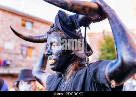 Teufel von Luzon. Karneval Von Luzon. Zwei Charaktere sind die Protagonisten des Luzon Karneval, Teufel und maskierte Figuren - Diablos y mascaritas. Luzón, G Stockfoto