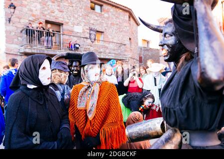 Karneval Von Luzon. Zwei Charaktere sind die Protagonisten des Luzon Karneval, Teufel und maskierte Figuren - Diablos y mascaritas. Luzón, Guadalajara, Casti Stockfoto