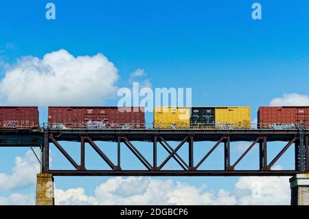 Güterzug über eine Brücke, Ontario, Kanada Stockfoto