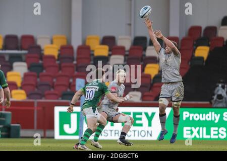 Paddy Jackson, Fly-Half (London Irish) im Einsatz mit Jean-Luc du Preez von Sale Sharks Stockfoto