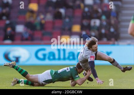 Paddy Jackson, Fly-Half (London Irish) bringt Simon Hammersley von Sale Sharks Stockfoto