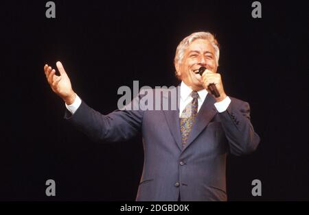 Tony Bennett Tony Bennett auf der Pyramid Stage, Glastonbury Festival 1998, England, Vereinigtes Königreich. Stockfoto