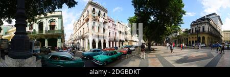 Alte Autos vor den Gebäuden, Havanna, Kuba geparkt Stockfoto