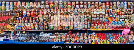 Ausstellung der russischen Nistpuppen im Souvenirladen, Moskau, Russland Stockfoto