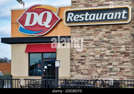 Houston, Texas USA 11-26-2020: Eingang des Dairy Queen Restaurants in Houston, TX. Fast-Food-Kette speichern Verkauf von warmen Speisen und Eis. Stockfoto