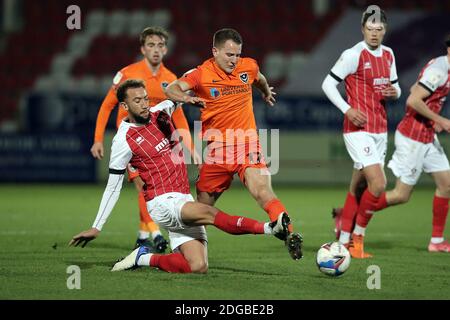 Cheltenham, Großbritannien. Dezember 2020. Bryn Morris aus Portsmouth beim EFL Trophy Spiel zwischen Cheltenham Town und Portsmouth im Jonny-Rocks Stadium, Cheltenham, England am 8. Dezember 2020. Foto von Dave Peters/Prime Media Images. Kredit: Prime Media Images/Alamy Live Nachrichten Stockfoto