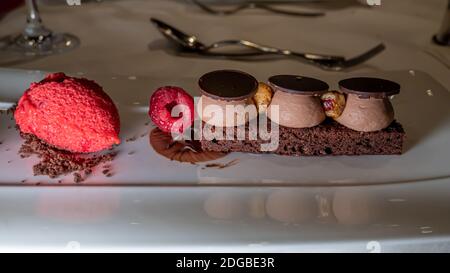 Schokoladenkuchen mit Himbeere, Haselnuss und Eis. Köstliches Dessert. Stockfoto