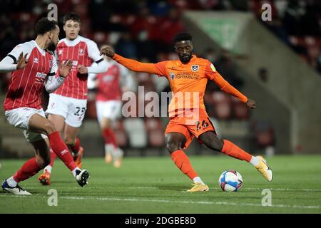 Cheltenham, Großbritannien. Dezember 2020. Jordy Hiwula-Mayifuila aus Portsmouth beim EFL Trophy Spiel zwischen Cheltenham Town und Portsmouth am 8. Dezember 2020 im Jonny-Rocks Stadium, Cheltenham, England. Foto von Dave Peters/Prime Media Images. Kredit: Prime Media Images/Alamy Live Nachrichten Stockfoto
