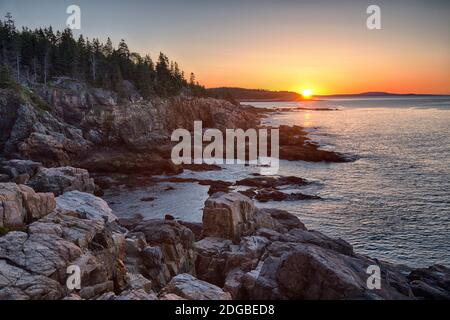 Felsen an der Küste bei Sonnenaufgang, Little Hunters Beach, Acadia National Park, Maine, USA Stockfoto