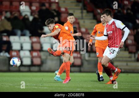 Cheltenham, Großbritannien. Dezember 2020. Alfie Stanley aus Portsmouth schießt während des EFL Trophy-Spiels zwischen Cheltenham Town und Portsmouth am 8. Dezember 2020 im Jonny-Rocks Stadium, Cheltenham, England. Foto von Dave Peters/Prime Media Images. Kredit: Prime Media Images/Alamy Live Nachrichten Stockfoto