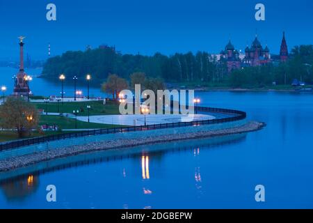 Erhöhte Ansicht der Strelka am Abend, Wolga Flussufer, Jaroslawl, Russland Stockfoto