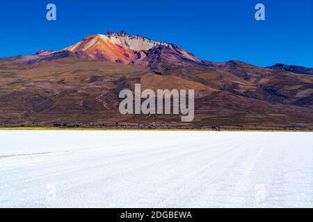 Blick auf den Salar de Uyuni Volcan Tunupa und das Dorf Von Coqueza Stockfoto