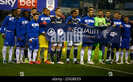 LONDON, Vereinigtes Königreich, DEZEMBER 08: QPR und Millwall Spieler verbinden Arme, anstatt das Knie vor Kick offduring Sky Bet Championship zwischen Millwall und der Queens Park Rangers im Den Stadium, London am 08. Dezember, 2020 Credit: Action Foto Sport/Alamy Live News Stockfoto