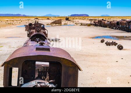 Verlassene verrostete alte Bahn auf dem Eisenbahnfriedhof in Uyuni Wüste Stockfoto