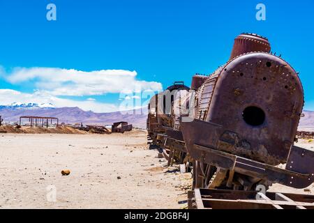 Rusty verlassene alte Züge auf dem Eisenbahnfriedhof in Uyuni Wüste Stockfoto