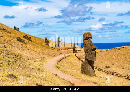 Blick auf den Moais Steinbruch in Rano Raraku an Ostern Insel Stockfoto