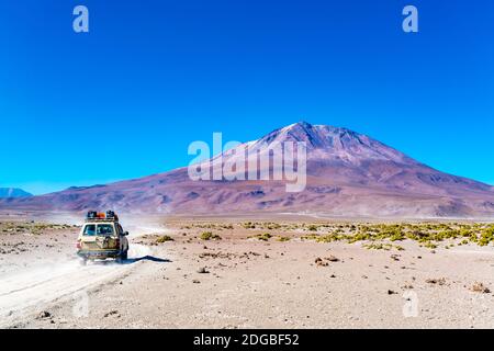 Blick auf den schlafenden Vulkan Tunupa am Rande des Die Uyuni Salt Flat in Bolivien Stockfoto