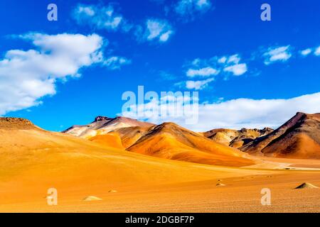 Blick auf die Salvador Dali Wüste und den schönen Berg In Uyuni Stockfoto